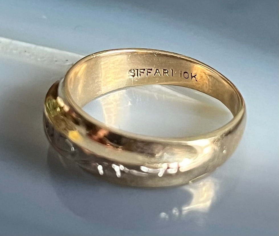 Thumbnail: Vintage Ladies MCM 10K Yellow Gold Patterned Wedding Band Ring