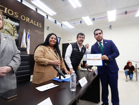 El rector Dámaso Anaya sostiene encuentro con universitarios de la FADYCS-UAT