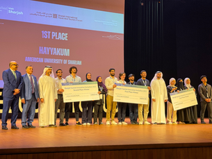 "ماركو بولو هوليديز في هاكاثون جامعة الشارقة 2025 مع الفرق الفائزة في جامعة الشارقة خلال جوائز هاكاثون ابتكار السياحة في الشارقة