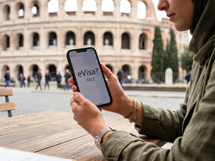 Traveler in Rome holding a smartphone displaying “eVisa? Italy” with the Colosseum in the background.