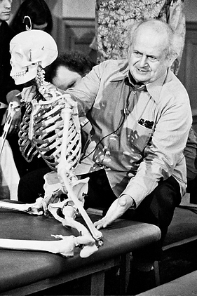 IFF_San_Francisco_teaching_with_skeleton_1_h.bmp