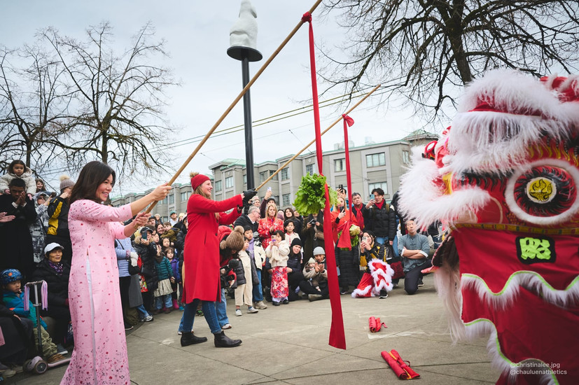 Members of the Mount Pleasant community feed lettuce to the lions