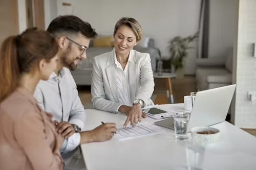 asesor financiero ayudando a una familia