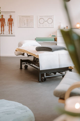 Professionelle und einladend vorbereitete Therapieliege für die schmerzfreie APM-Akupunkturmassage in der Praxis.