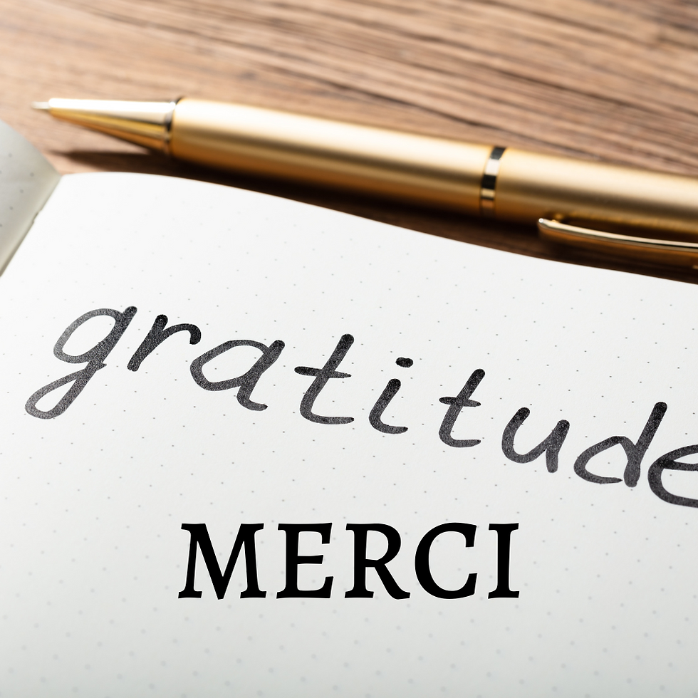 papier avec gratitude stylo en or et merci
