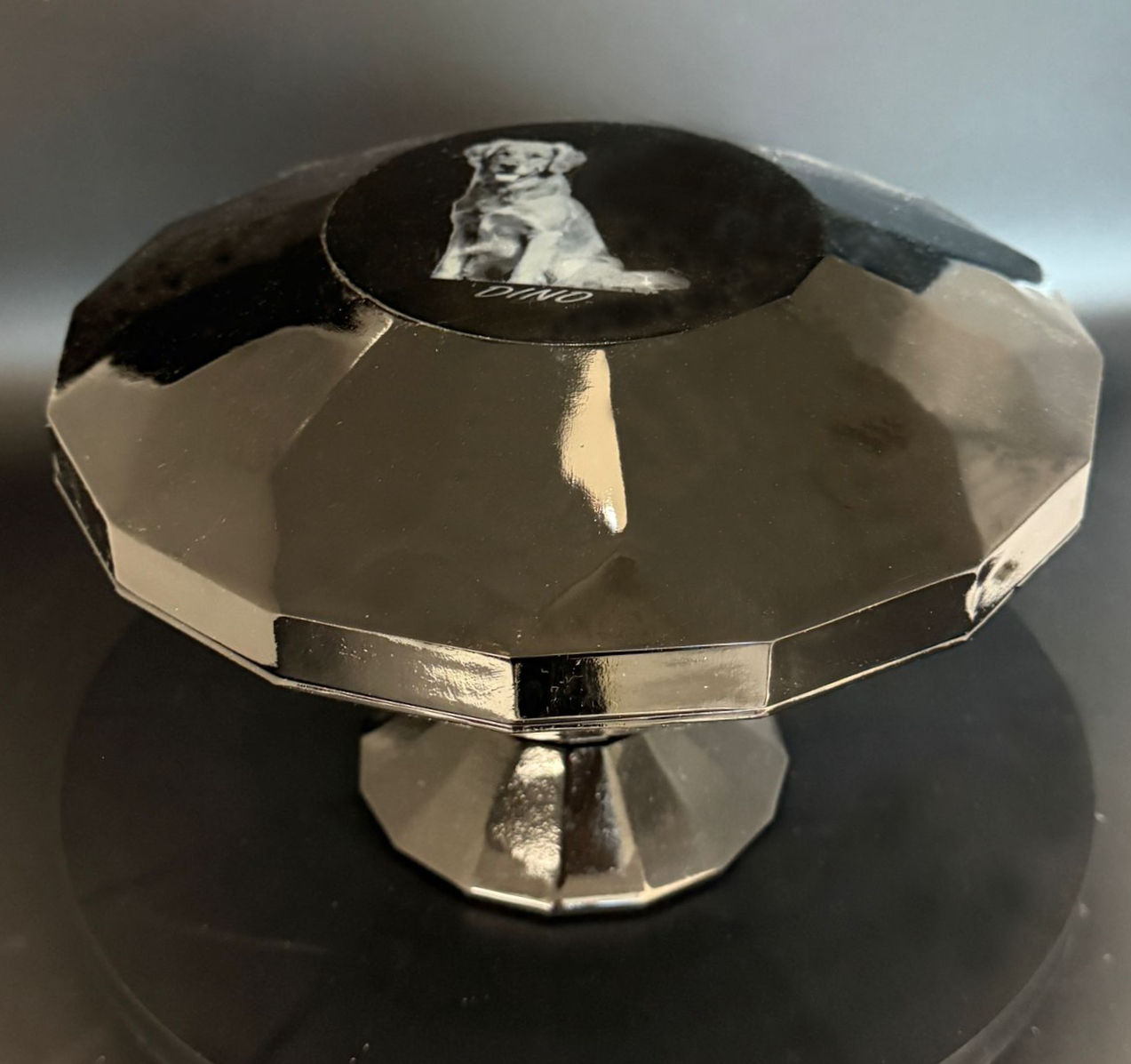 Crystal Diamond-shaped Urn (Can laser print) 琉璃骨灰盅（可刻照片）