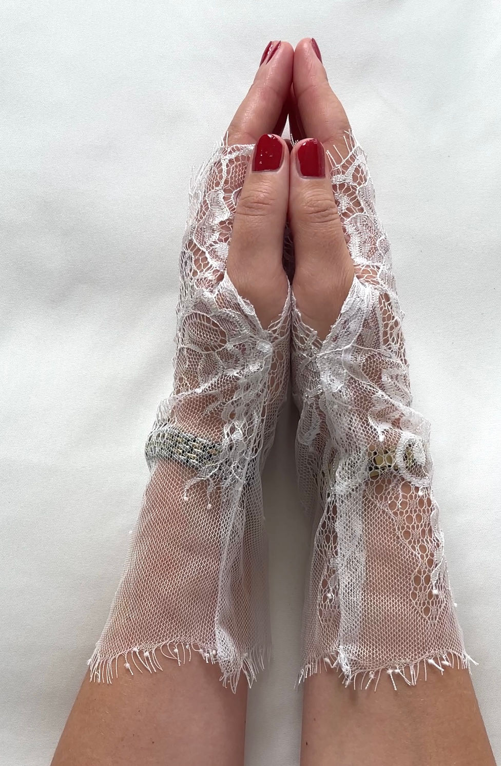 Thumbnail: White lace gloves 