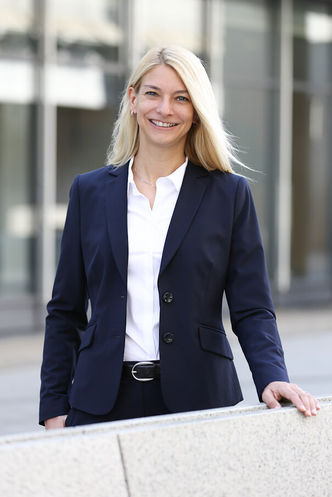 Porträt einer selbstbewussten Geschäftsfrau vor urbanem Hintergrund, Foto von Marie-Christine Möller
