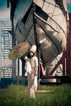 Exklusives Modeportrait einer Frau auf einem Filmset im Rhein-Main-Gebiet.
