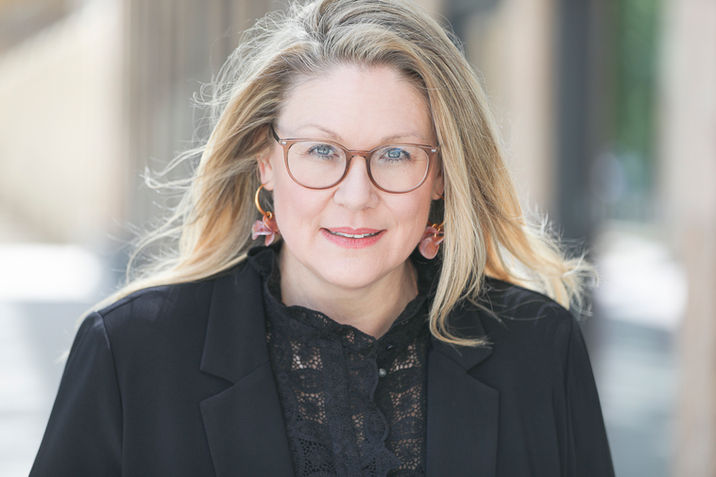 Junge Business-Frau mit freiem Blick, Business-Foto aus Frankfurt von Marie-Christine Möller