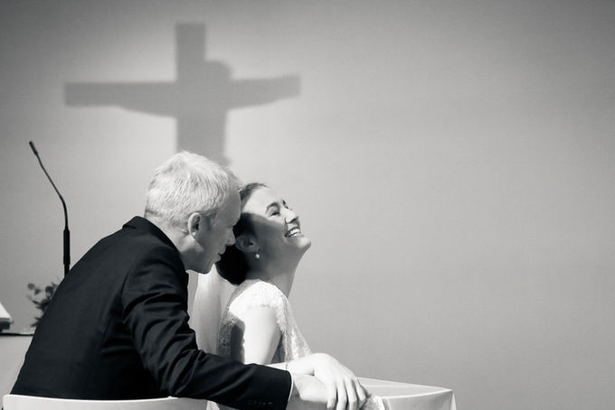 Die Braut wird von ihrer Mutter während der letzten Vorbereitungen vor der Trauung in Wiesbaden umarmt, fotografiert von Marie-Christine Möller.