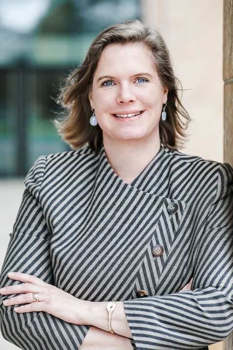 Frau im Gespräch mit Kollegen, Business-Portrait von Marie-Christine Möller, Mainz