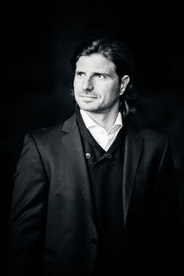 Hochformatfoto Geschäftsmann vor Glasfassade, Business-Portrait aus Frankfurt von Marie-Christine Möller