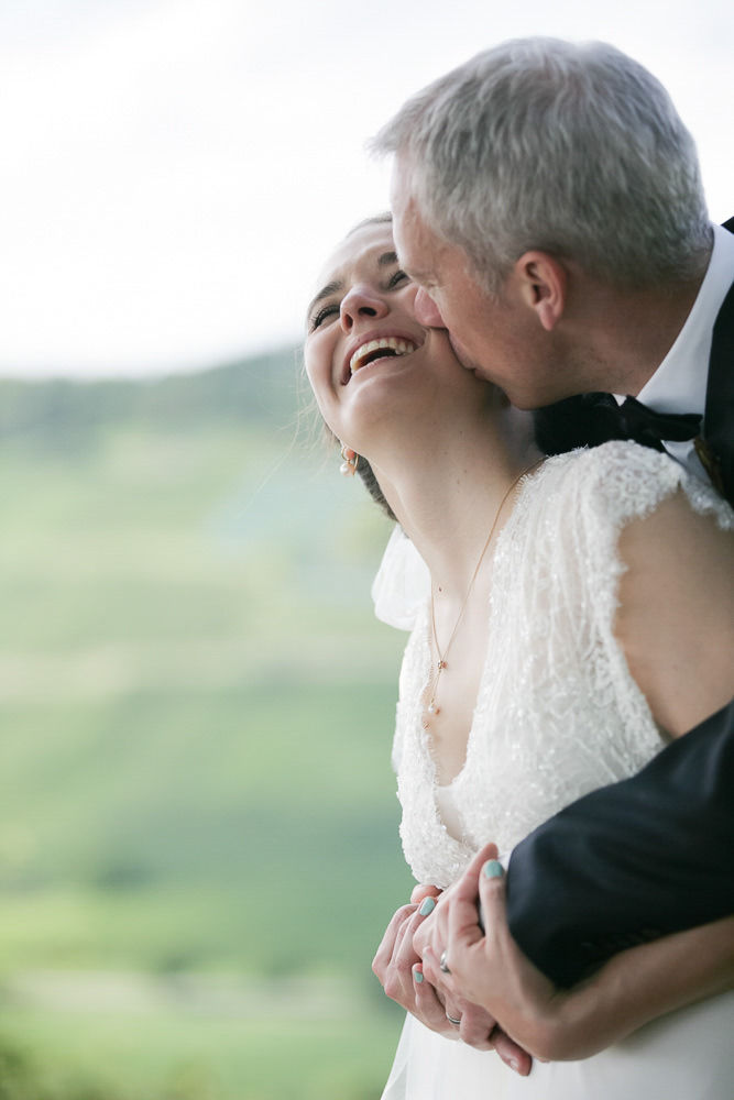 Die Braut wird von ihrer Trauzeugin vor der Zeremonie liebevoll umarmt.