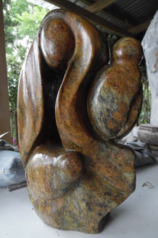 NOSOTROS. ESCULTURA EN ESTEATITA, 60 CM. X 30 CM. X 20 CM. 2018.