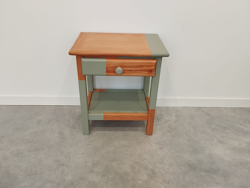 Vue de face d'un table de chevet verte