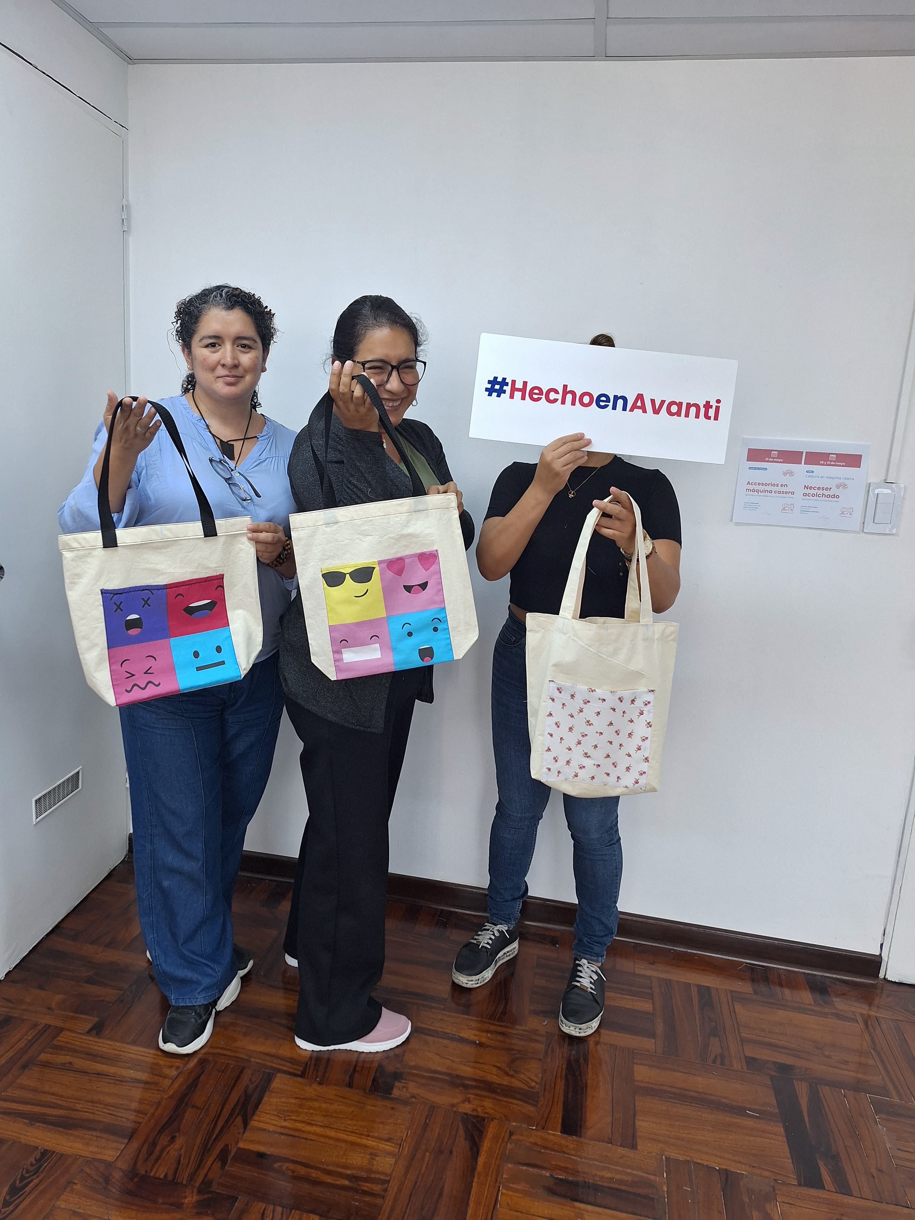 Alumna mostrando su proyecto: Bolsos hechos en clase