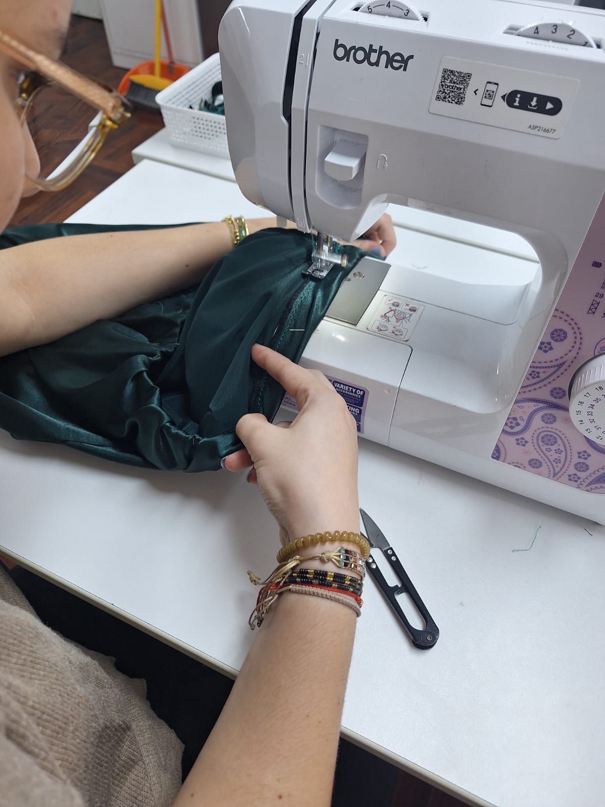 Alumnas cosiendo en una clase de Avanti Talleres