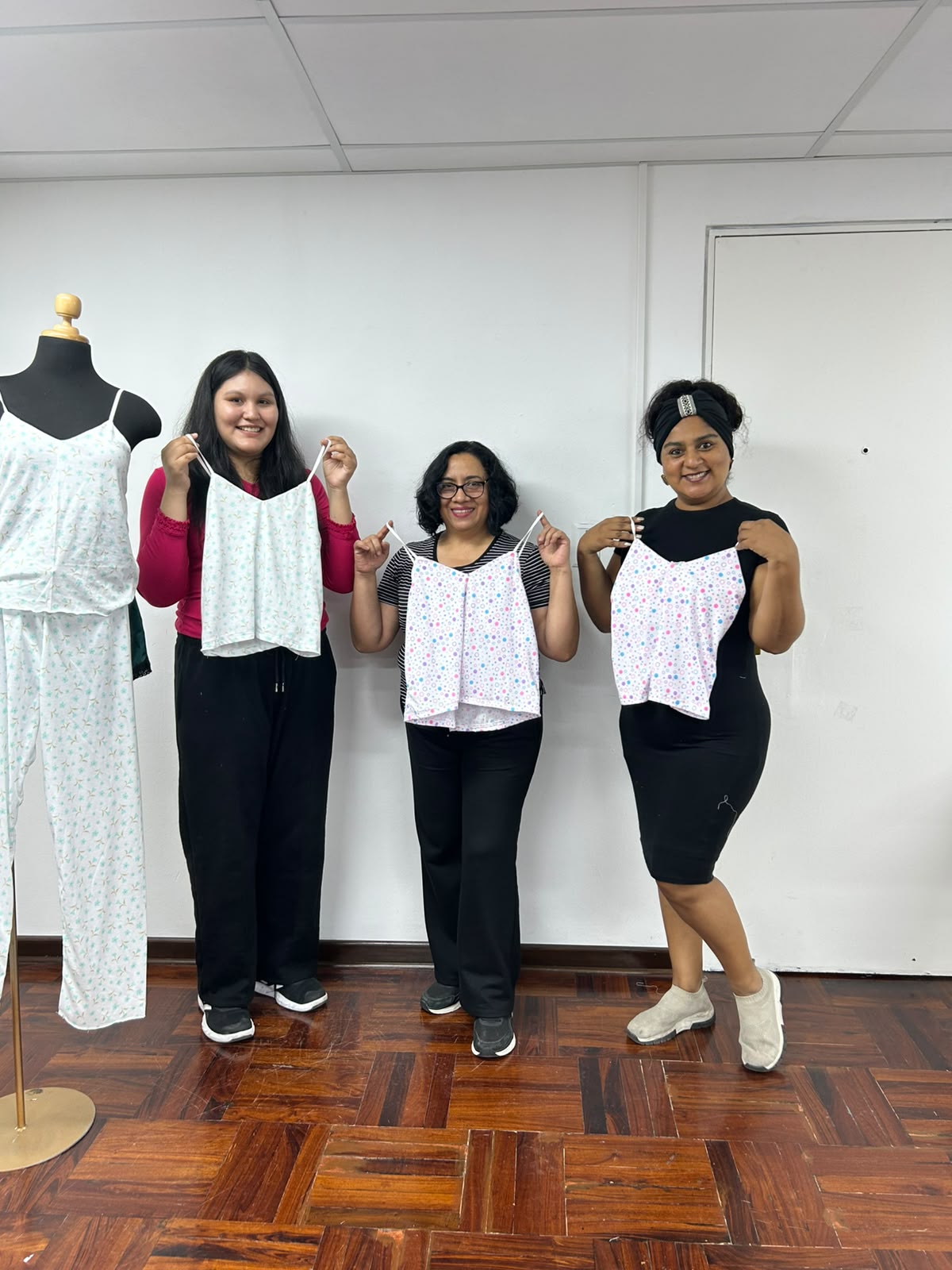 Alumna mostrando su proyecto: Prendas blancas