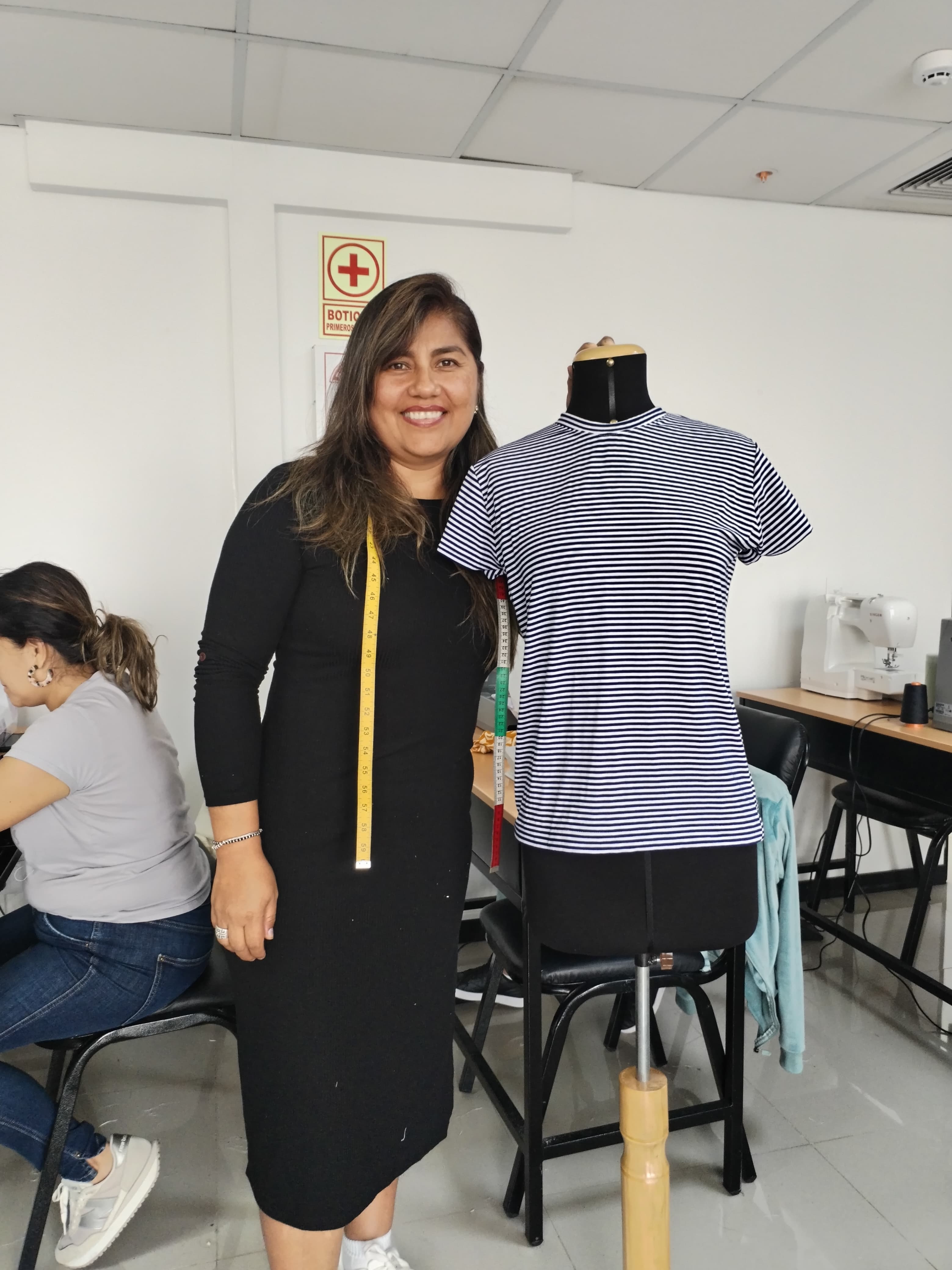 Alumna mostrando su proyecto: Polo de rayas