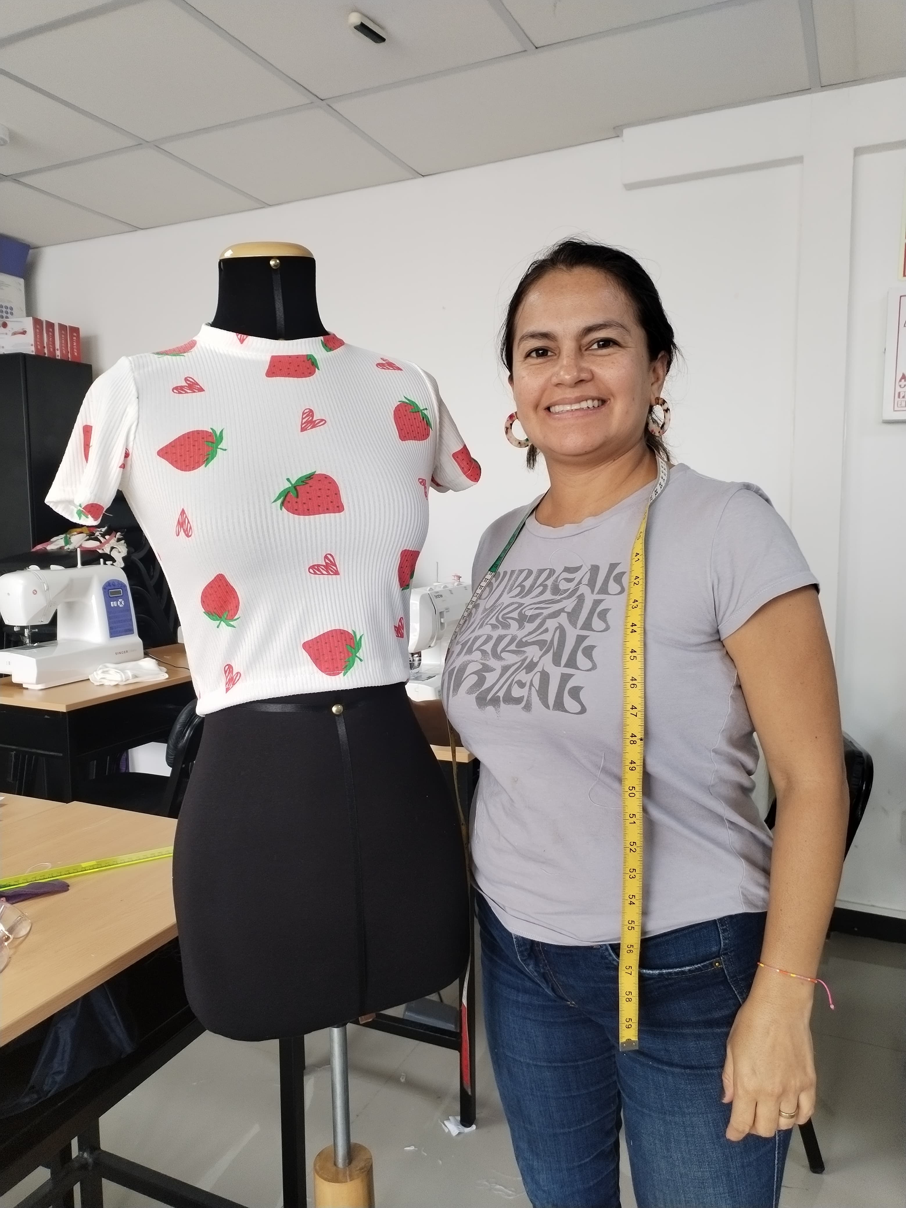 Alumna mostrando su proyecto: Blusa estampada