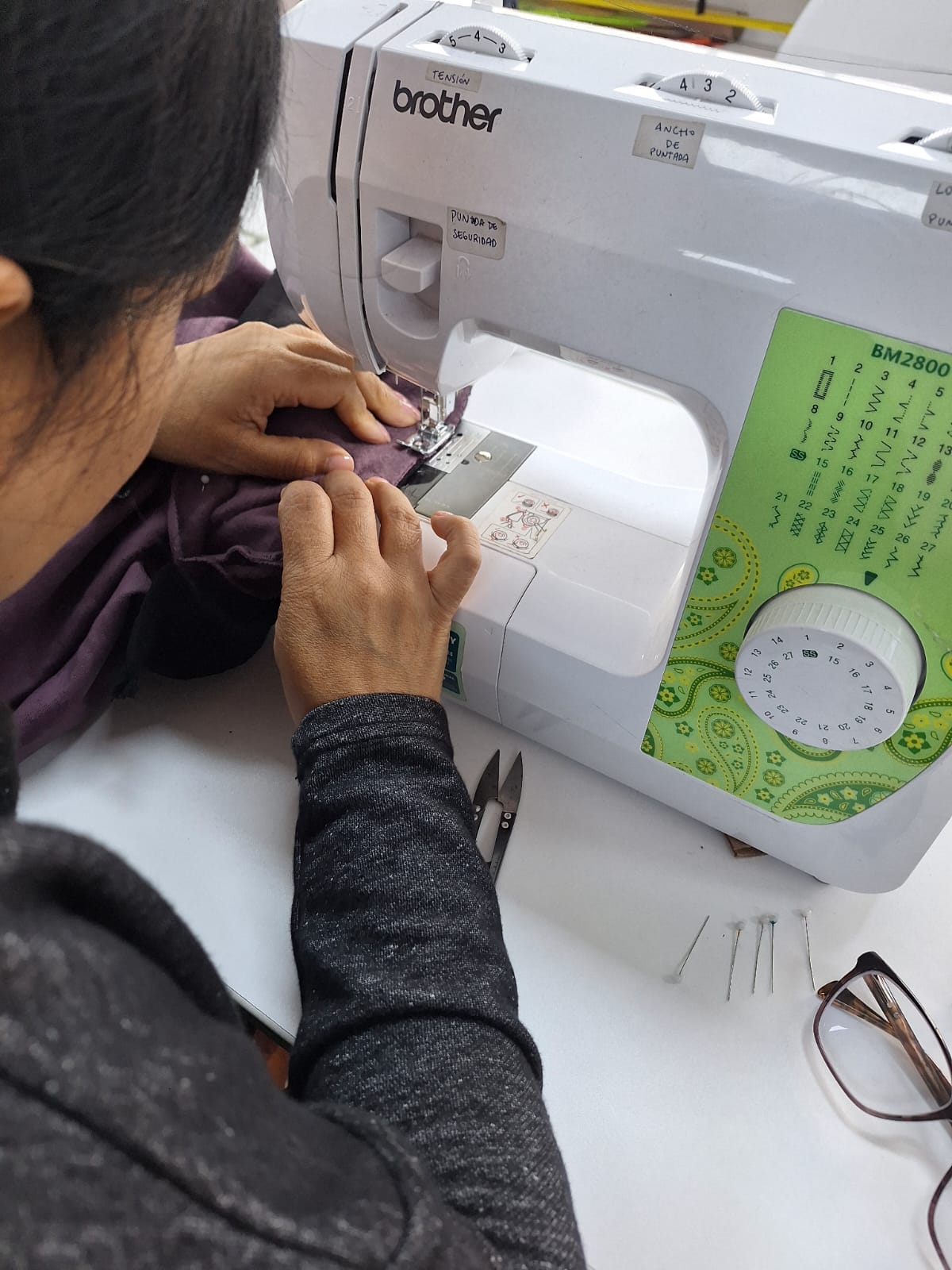 Alumnas cosiendo en una clase de Avanti Talleres