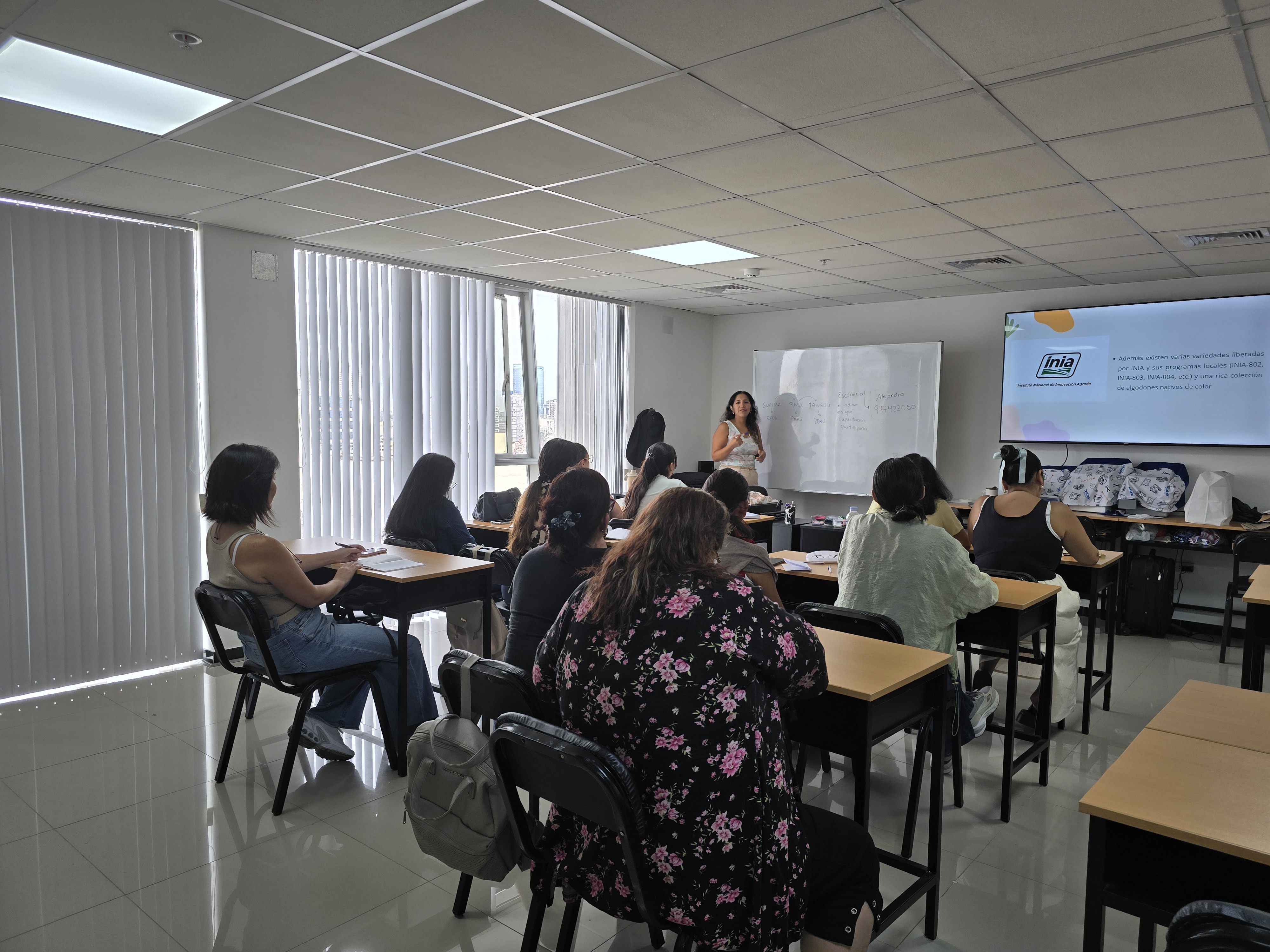 Clase presencial de emprendedores textiles en Avanti