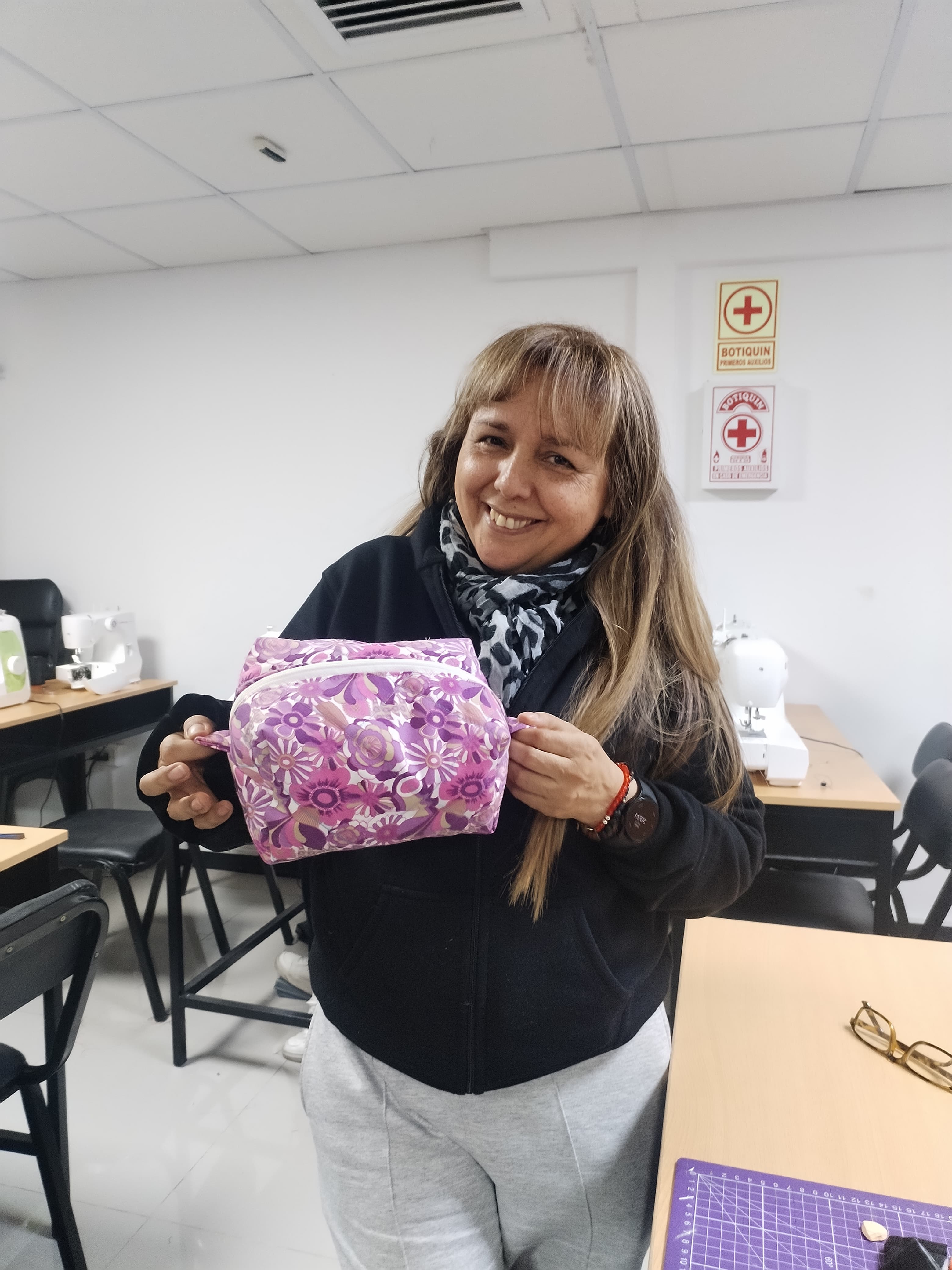 Alumna mostrando su proyecto: Neceser estampado