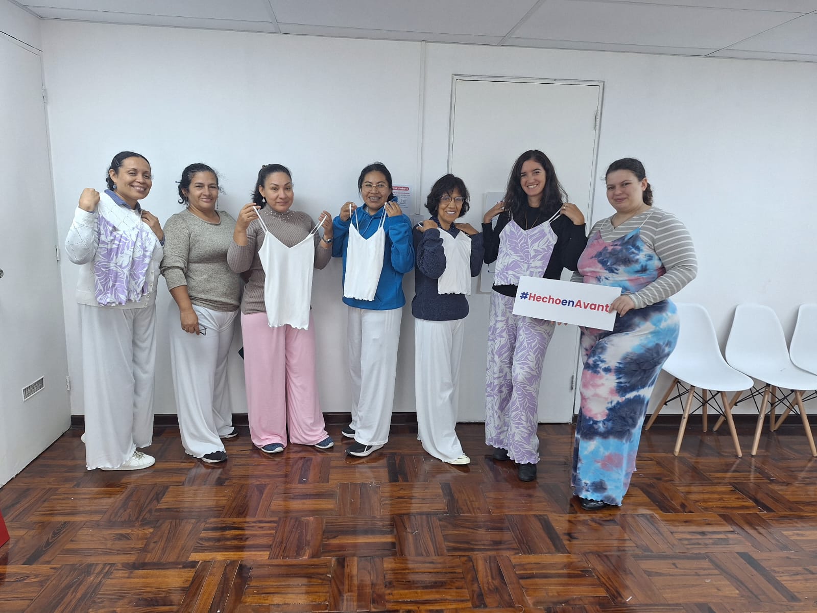 Alumna mostrando su proyecto: Blusas y pantalones hechos en clase