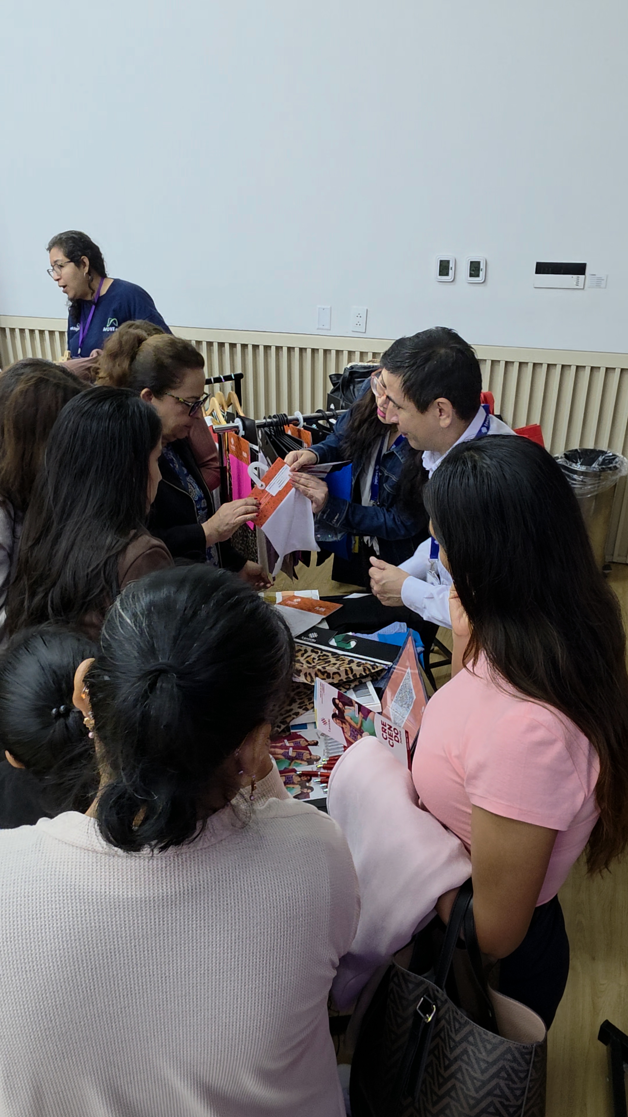 Emprendedores y proveedores conversando en Match Emprendedor