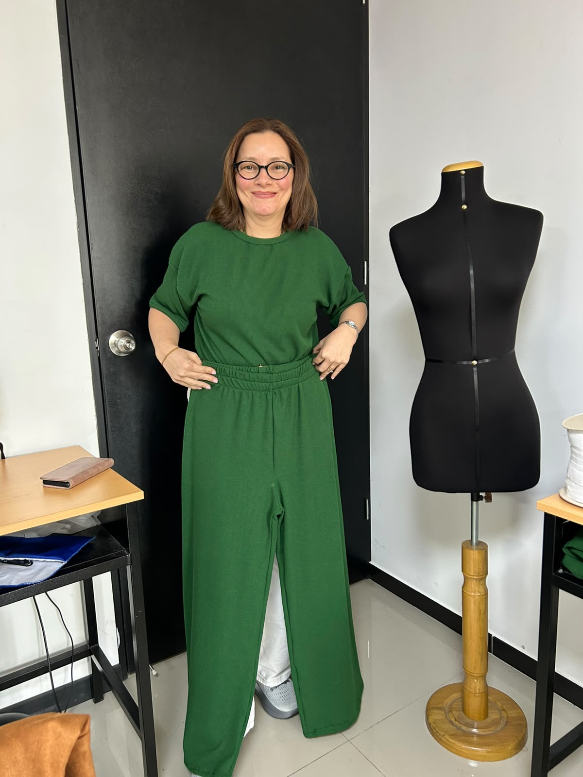 Alumna mostrando su proyecto: Conjunto verde