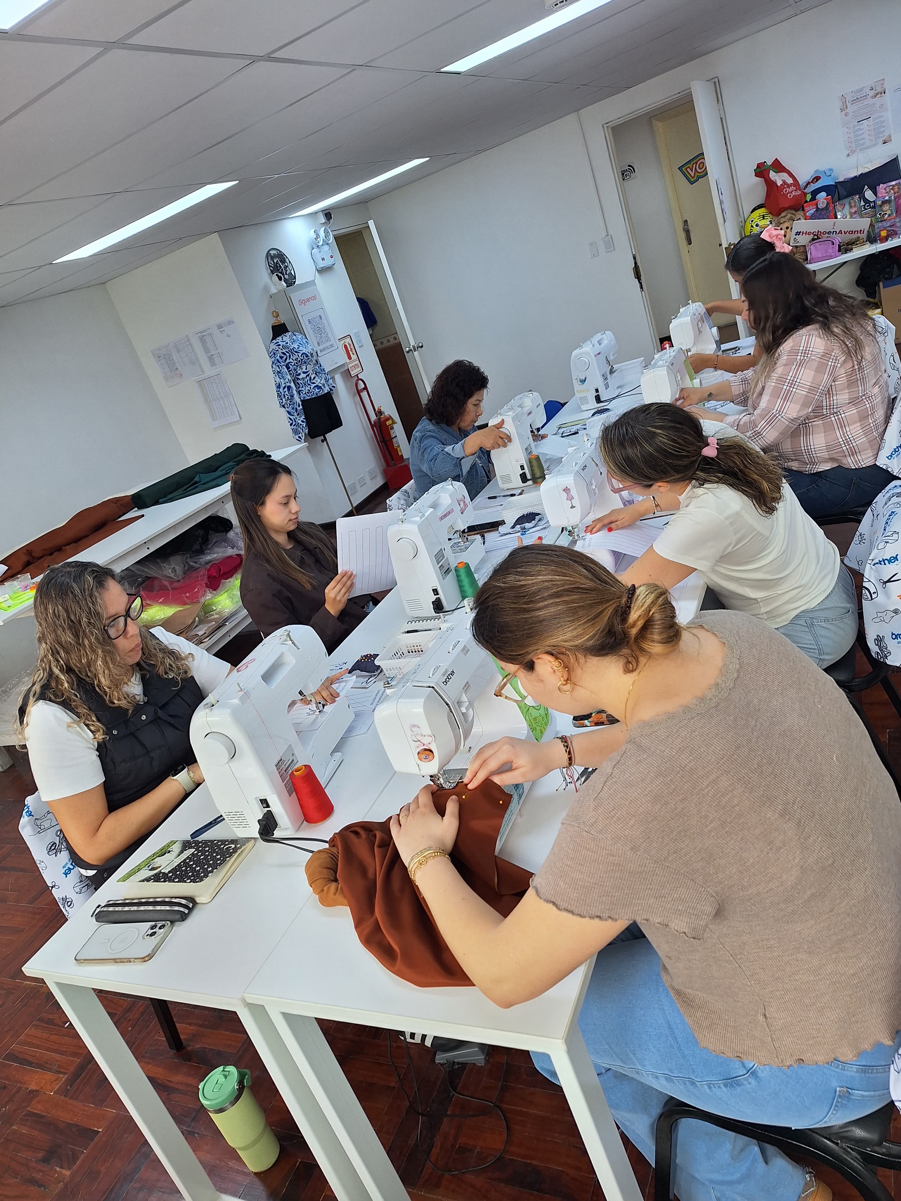 Alumnas cosiendo en una clase de Avanti Talleres