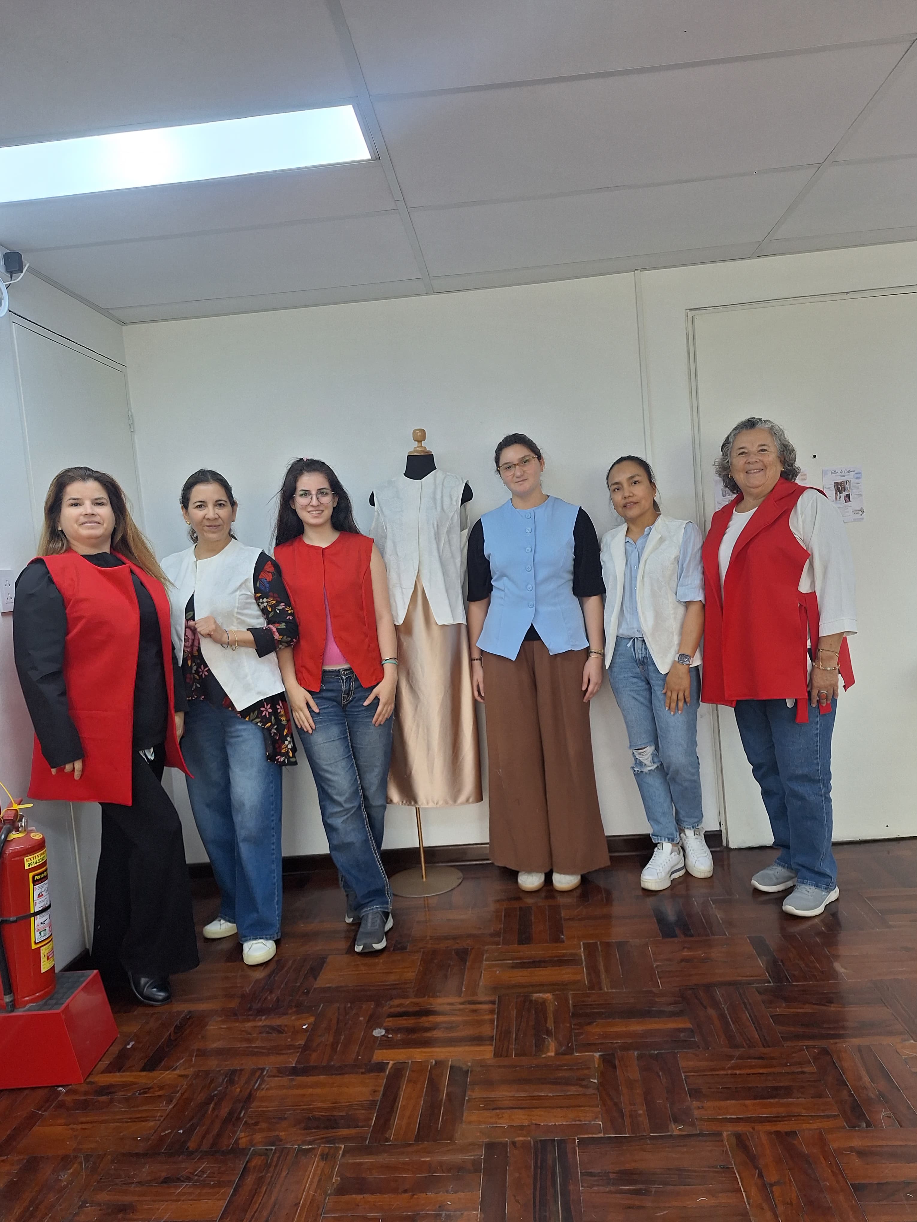 Alumnas de Avanti Talleres mostrando sus chalecos terminados