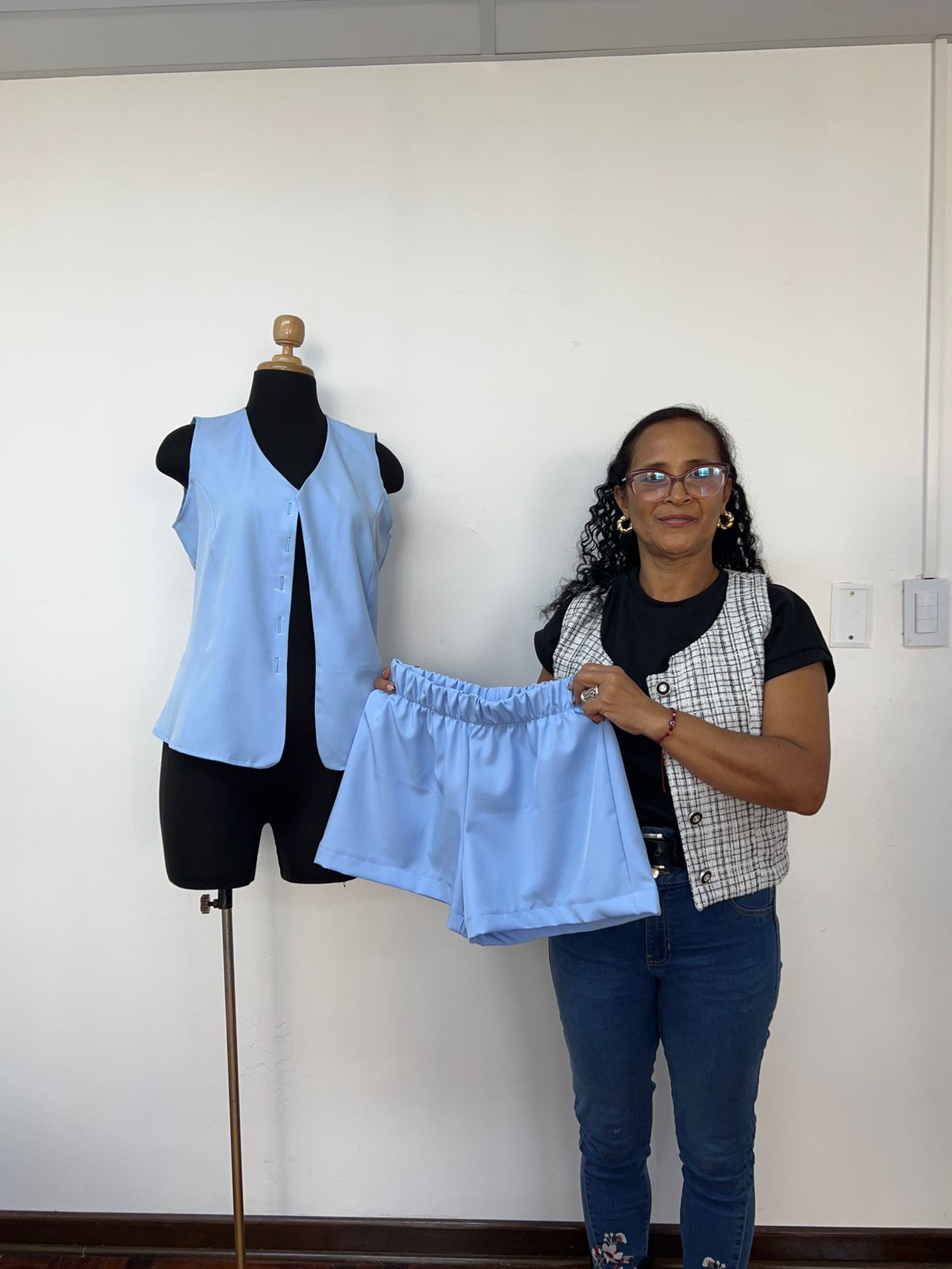 Alumna mostrando su proyecto: Conjunto celeste