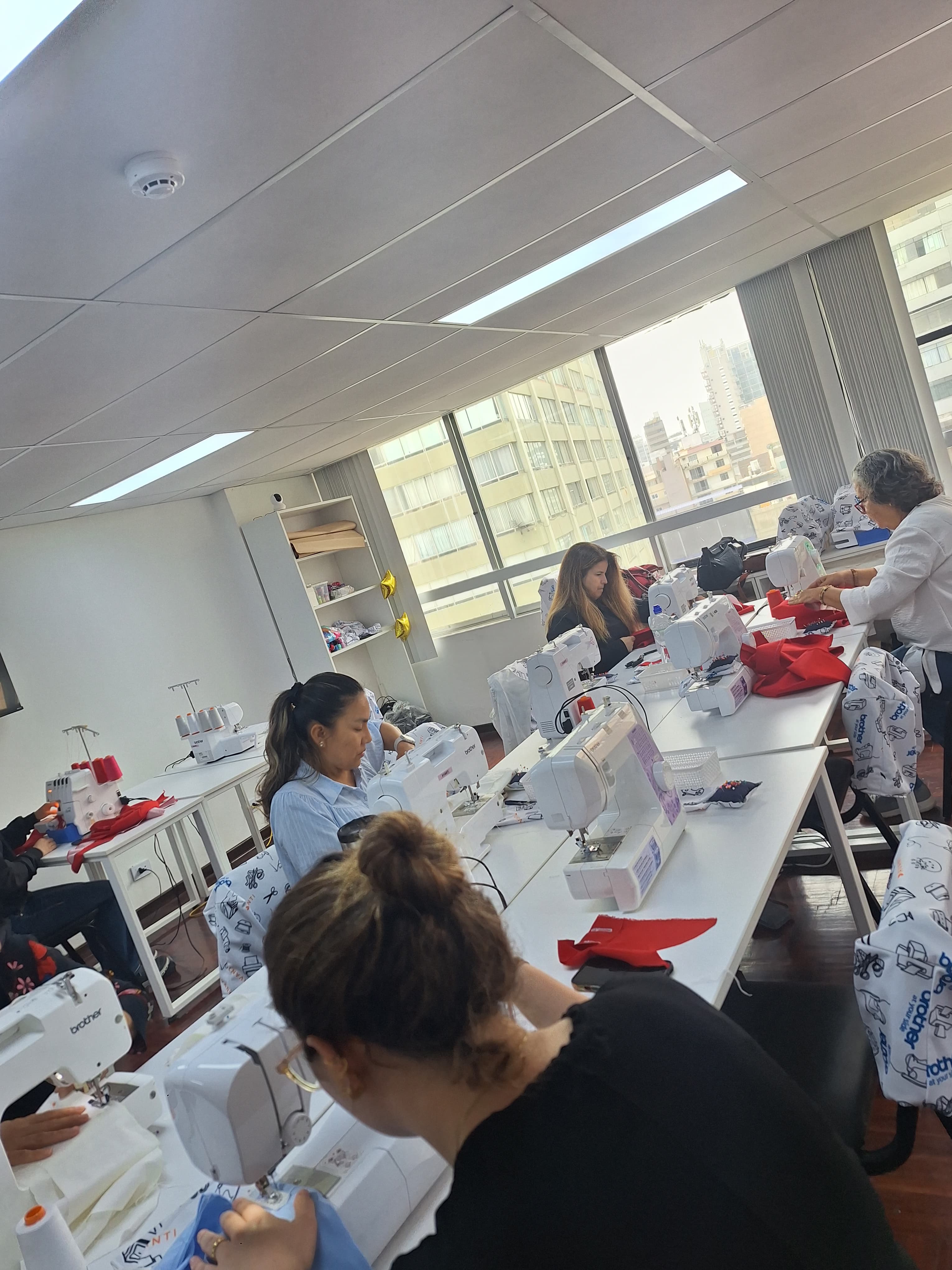 Alumnas practicando costura en Avanti Talleres