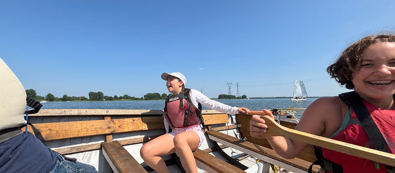 Jeunes Marins Urbains offre également un camp de voile-aviron de 5 jours pour les 12 à 14 ans ⛵️