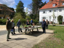 Gärtnerinnen und Gärtner tauschen Pflänzchen