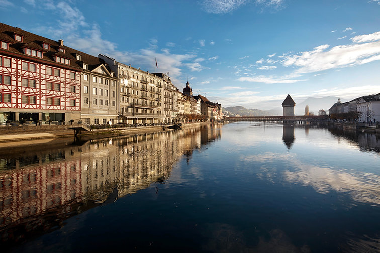 Lucerne_River_to_Bridge.jpg