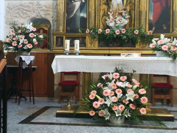 conjunto de cuatro centros con flores naturales, lilium y gerberas, para la decoración floral de una comunion 