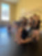 Un groupe de jeunes enfants en plein cours de danse dans un beau studio, lors du camp d'été de danse.