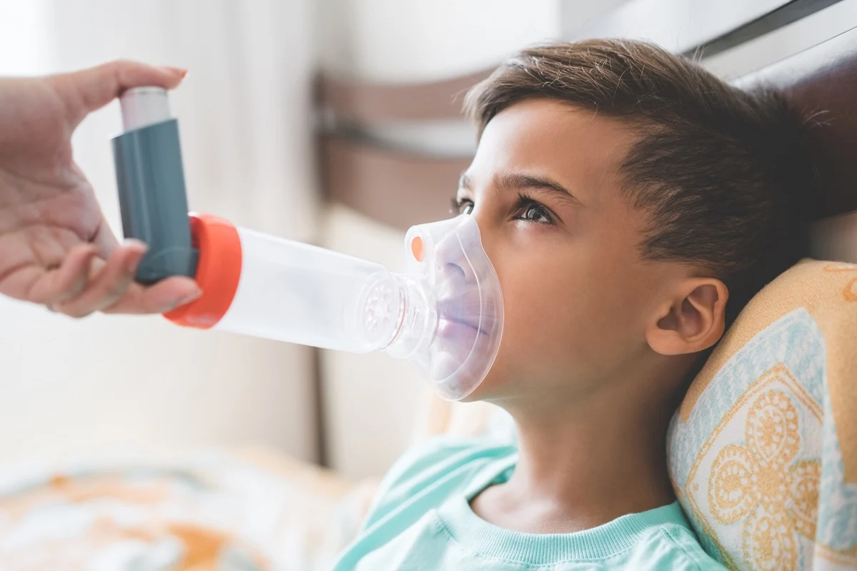 child with asthma taking bronchodilator