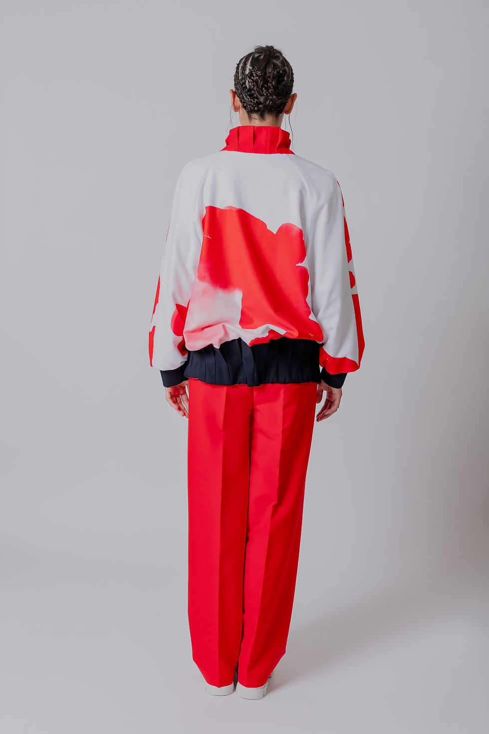サムネイル： Wide blazer with random red print, with pleats creating the collar and tie waistband. Fastens with red hooks.