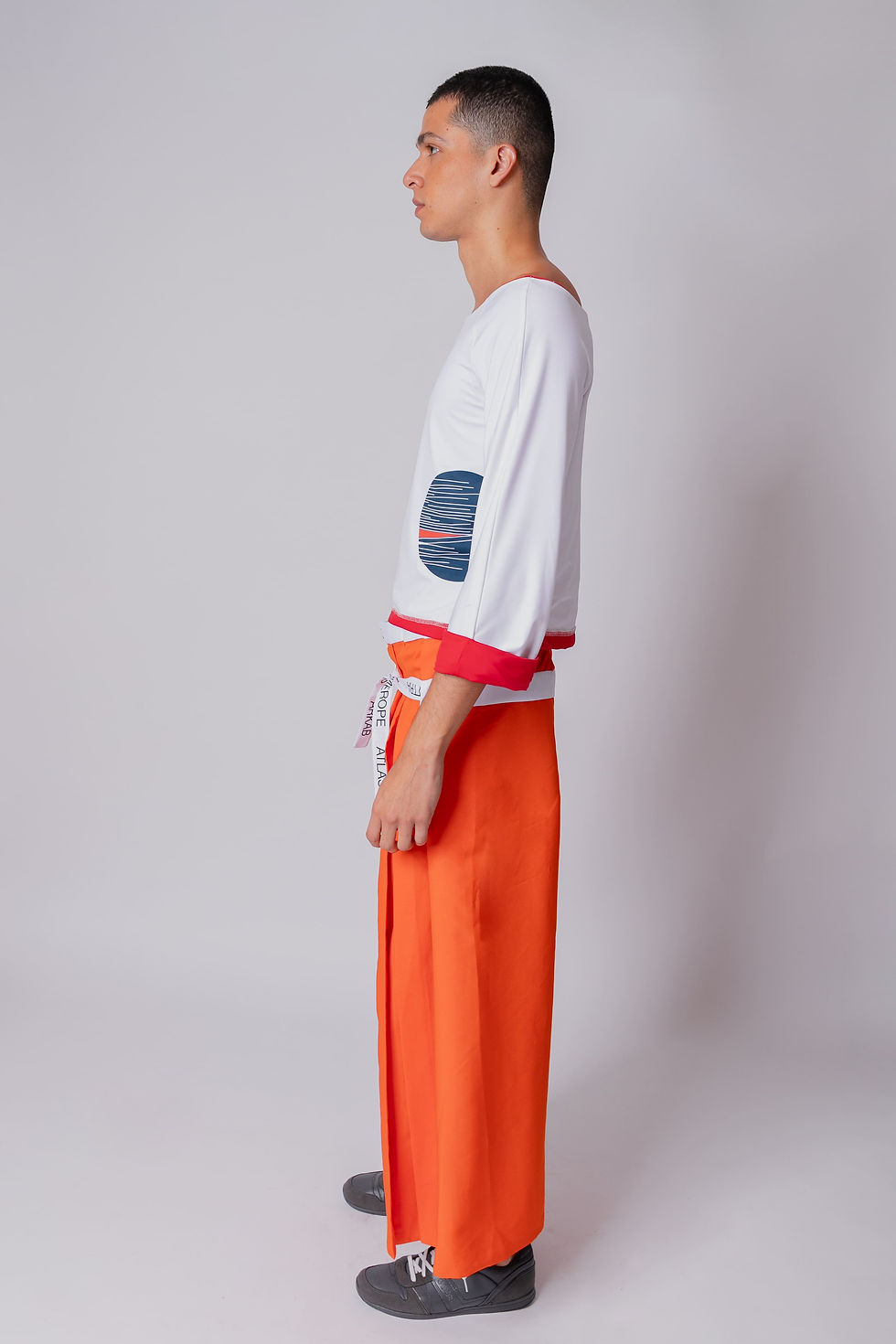 Miniature : Pantalón viene en un vibrante tono naranja puesta de sol