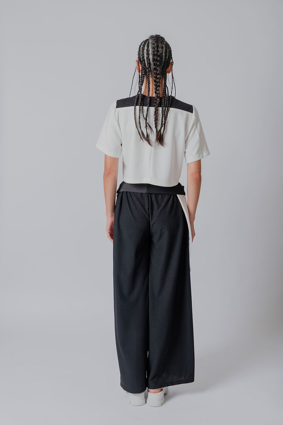Miniatura: Crop Top black top in diagonal cut and white bottom with short sleeves and written in black Mexican Couture.