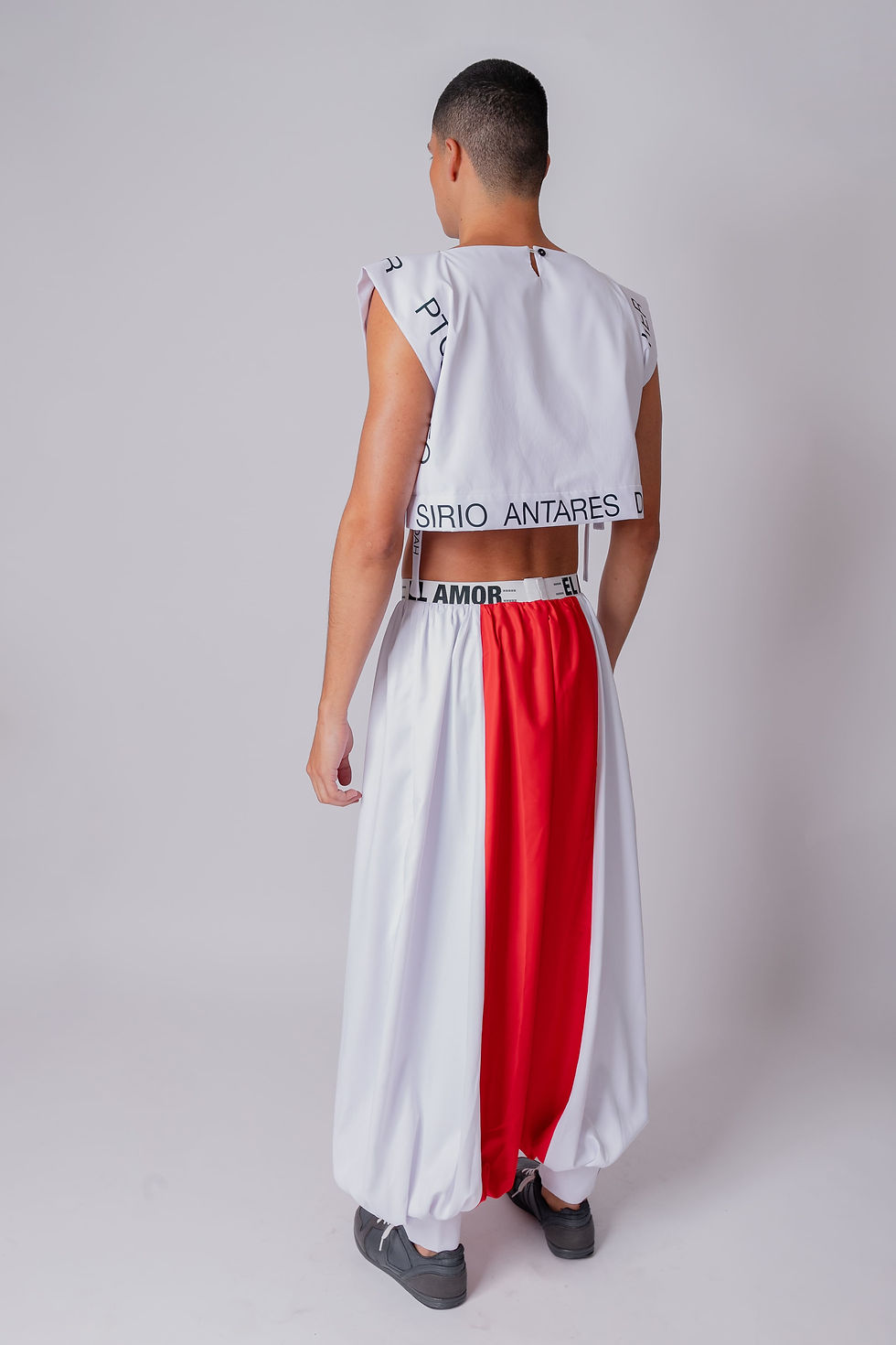 サムネイル： Pantalón Rojo Marte, una cinturilla que dice "El único poder"