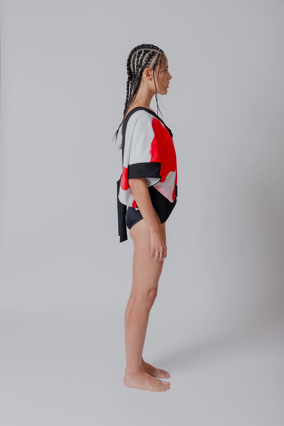 サムネイル： Robe de plage Aesthetic à imprimé tacheté rouge, fermeture à nouer dans le dos, col en V et détails noirs.