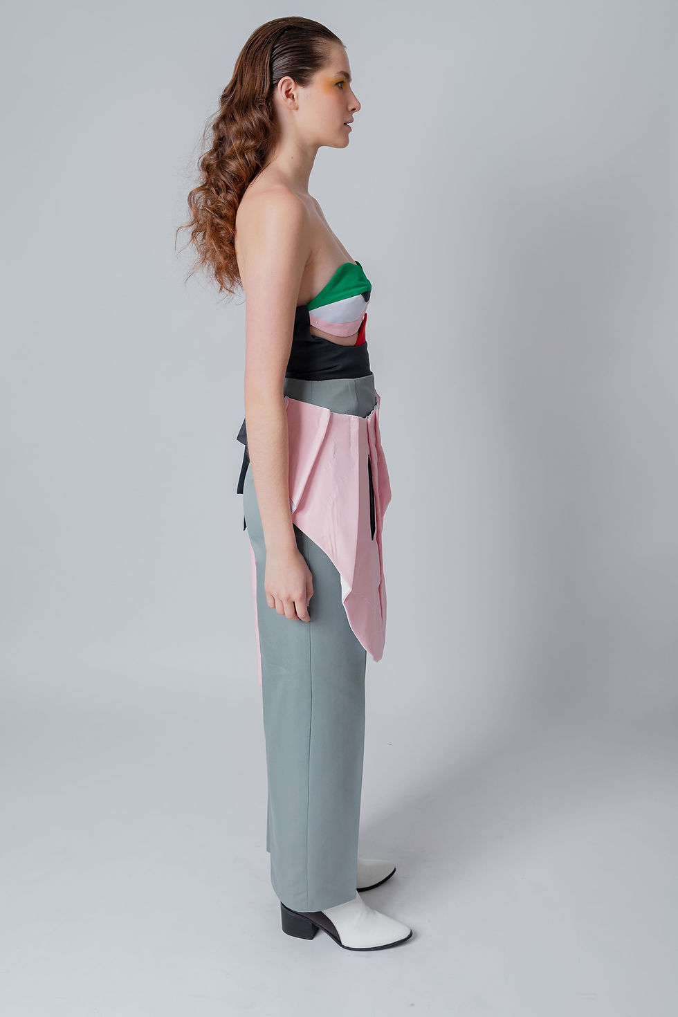 Miniature : Pantaloni grigi dritti con tasche nascoste sui lati e cintura con marsupio rosa.