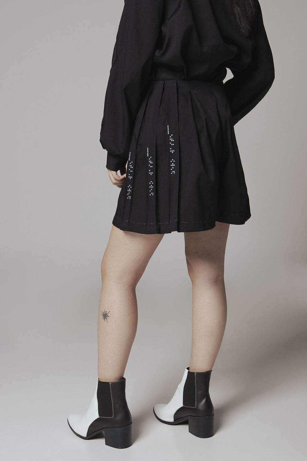 Miniatura: Shorts Falda Negra con mensaje Braille Zero Wast