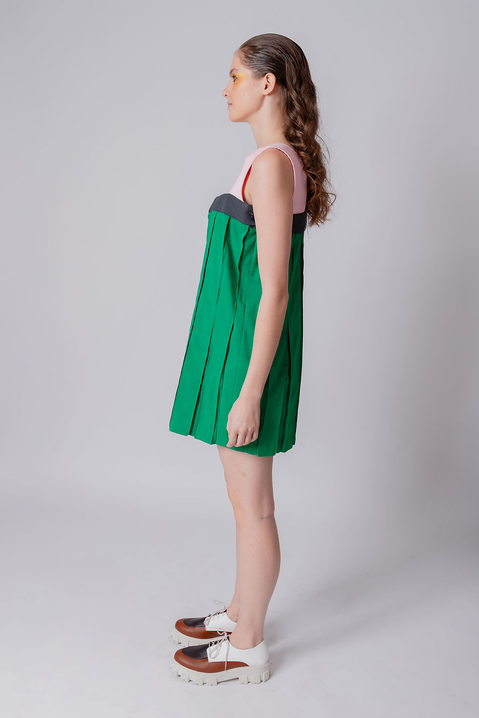 Miniatura: El vestido Tableado con verde en materiales sostenibles y prácticas eco-amigables