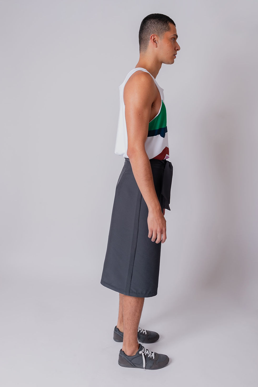 サムネイル： Camisa tipo top tank con rostro impreso y fondo blanco, hecho con material de PET reciclado.